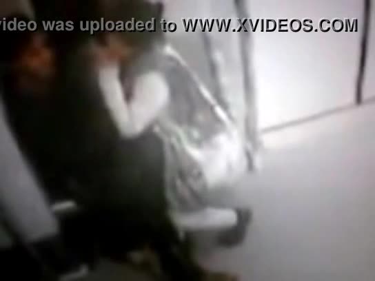 Desi delhi metro boobs grope kiss public metro train caught